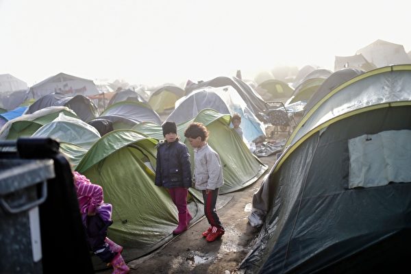 希腊奇俄斯岛移民中心遭数十名不满滞留在当地寻求庇护者纵火，图为俄斯岛移民帐篷。(BULENT KILIC/AFP/Getty Images)
