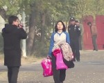 2013年11月6日,梁波手拿衣服,昂首走出北京女子监狱的大门。(大纪元)