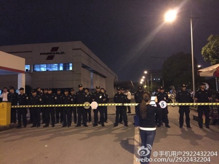 江苏快捷半导体(苏州)有限公司上千名工人连续罢工三天,抗议公司被收购无赔偿。(网络图片)