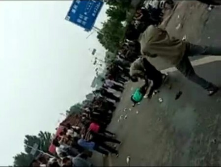 河南禹州市梁北鎮軍張村數百村民因煤礦開採變塌陷區進行維權遭鎮壓。(網絡圖片)