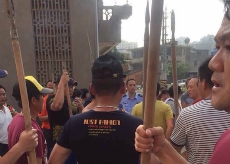 6月7日,福建福州長樂市鶴上鎮在比賽當中發生翻船致1人溺死意外,導致石台與後坂村數千村民持械對峙衝突。(網絡圖片)