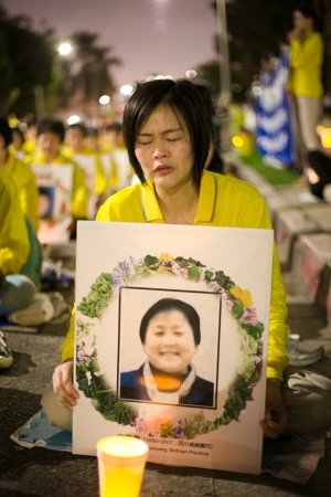 江莉在參加中領館前悼念被迫害致死的法輪功活動上痛哭。(Benjamin Chasteen/EET)