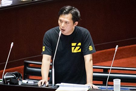 时代力量立委黄国昌3日于院会质询时,要求行政院长林全对核四及核废料议题表态。(陈柏州 /大纪元)