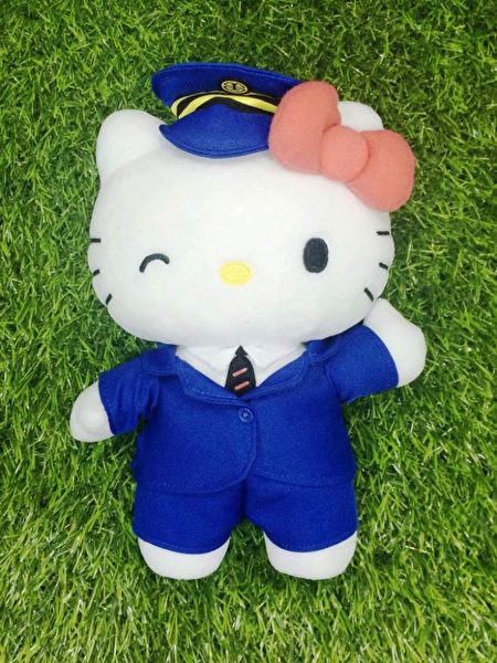 Hello Kitty列車長絨毛娃娃。(台鐵/提供)