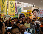 兰蔻切割香港艺人何韵诗事件延烧,有法国公民不满兰蔻自我审查,连署发起拒买行动。图为示威者8日赴香港兰蔻专柜抗议。(AFP)