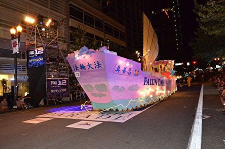 法輪功學員精心製作的「法船」造型花車獲得玫瑰節星光遊行最佳社區獎(明慧網)