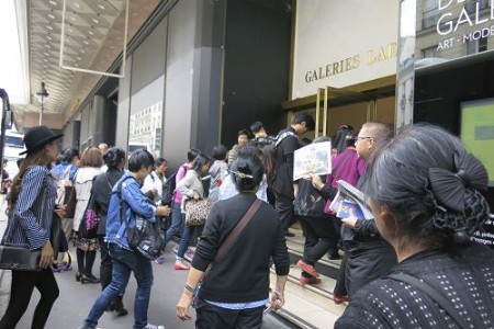 退党义工们在拉法耶特商场门前向大陆游客们赠发真相资料。（明慧网）