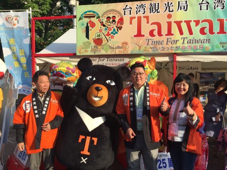 交通部觀光局副局長劉喜臨率團參加為期5天的日本北海道名夏季街舞慶典索朗祭。交通部觀光局代言人「喔熊」組長也大展身手,增進台日觀光熱度。(觀光局提供)