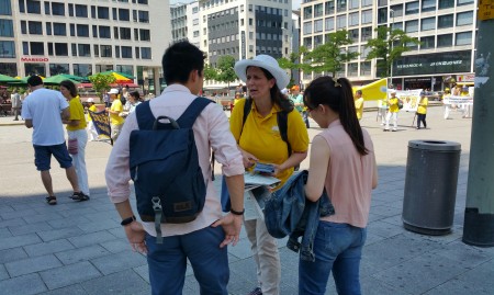 西人法輪功學員給大陸留學生講真相。(黎平/大紀元)