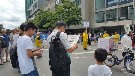 大陸遊客在看接到的真相資料。(黎平/大紀元)