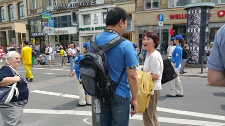 法輪功學員沿路散發真相資料 (黎平/大紀元)