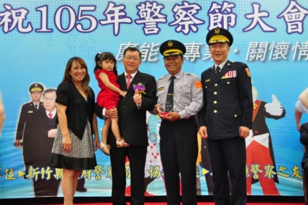 受表扬的优秀警员和家属一起合照乐开怀。(赖月贵/大纪元)