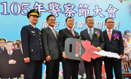 台湾山叶机车股份有限公司捐赠30部警用机车给警察局。(赖月贵/大纪元)