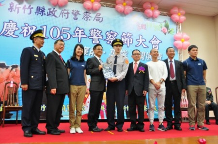 新竹县警察之友会致赠警察局员工休闲衣。(赖月贵/大纪元)