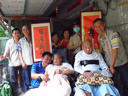 基市榮服處處長古道中率同仁,爲曾義老先生歡慶百歲生日。(榮服處/提供)