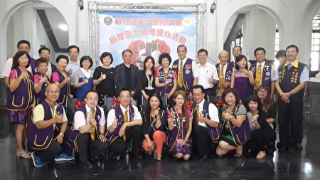 新竹市溫馨國際同濟會舉行輪椅捐贈儀式,新竹市政府、衛生局及三大醫院受惠。(林寶雲/大紀元)
