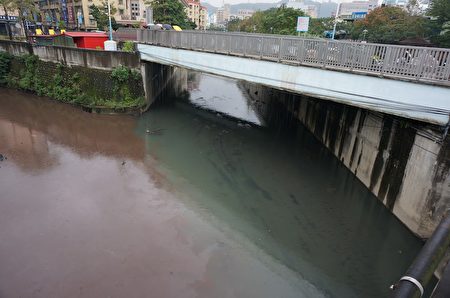 未查缉污染前塔寮坑溪(右)、潭底沟溪(左)汇流处,呈现阴阳状态。(环保署提供)
