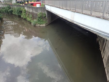 污染查缉后,塔寮坑溪(右)、潭底沟溪(左)汇流情形。(环保署提供)