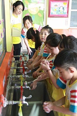 落实幼儿正确洗手5步骤:湿、搓、冲、捧、擦,远离肠病毒。(许享富/大纪元)