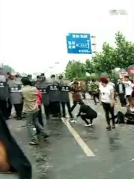 河南禹州市梁北鎮軍張村數百村民因煤礦開採變塌陷區進行維權遭鎮壓。(網絡圖片)