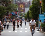 街市举办时,马路上的车流不见了,只有骑车的和步行的民众。 (Michael Nagle/Getty Images)