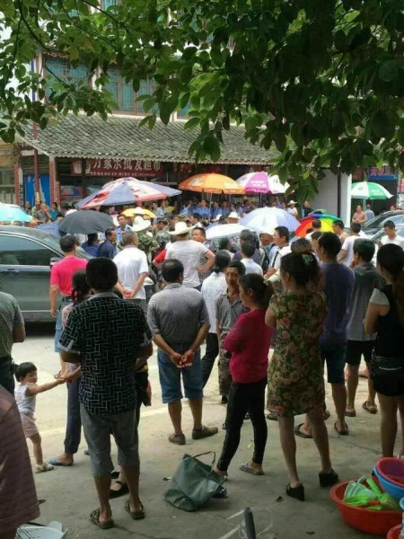 6月13日,大陆29省上万名泛亚债权人集结北京国家信访局,追讨投资款。(网络图片)