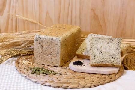 保有豐富多種榖類和堅果營養價值，冷凍研磨出獨特擂茶風味，南瓜子黑芝麻適時出現，更值得多咬幾下慢嚼細嚥。（阿胖烘焙屋提供）