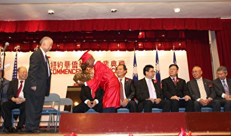 华侨中文学校以“礼仪廉耻”为校训,幼稚班的学童小小年纪已懂得进退之节。图为校长黄炯常为幼稚班非洲裔小学童颁发毕业证书。