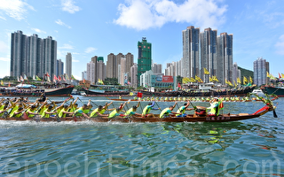 香港办“龙舟竞渡大赛” 百年渔港挤满观众