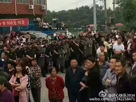 河南禹州市梁北鎮軍張村數百村民因煤礦開採變塌陷區進行維權遭鎮壓。(網絡圖片)