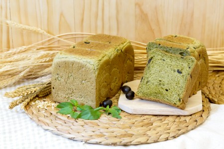 一口咬下直衝腦門而來的新鮮蘿勒氣味兒，搭配微鹹黑橄欖的絕妙滋味，超全新感受。（阿胖烘焙屋提供）