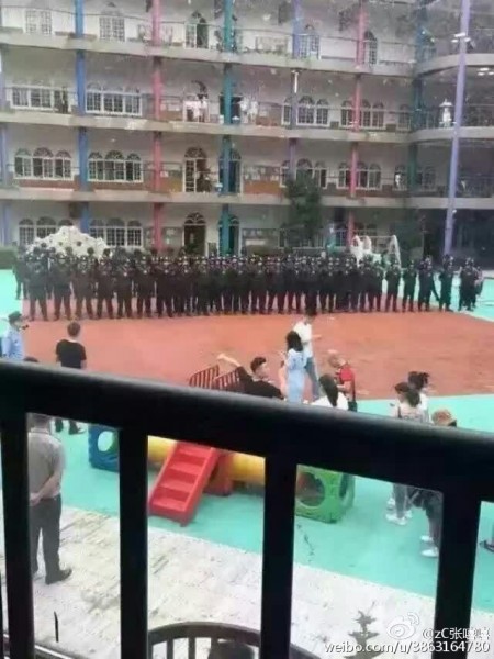浙江温州市苍南县灵溪镇太阳人幼儿园被曝将过期5年发霉的冷冻食品给孩子做午餐,6月8日,数百名家长抗议遭警察镇压。(网络图片)