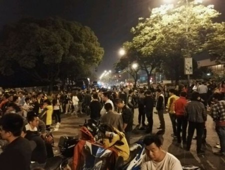 江苏快捷半导体(苏州)有限公司上千名工人连续罢工三天,抗议公司被收购无赔偿。(网络图片)