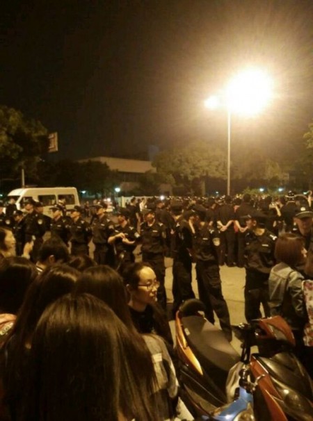 江苏快捷半导体(苏州)有限公司上千名工人连续罢工三天,抗议公司被收购无赔偿。(网络图片)