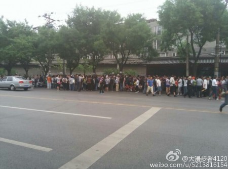 6月13日,大陆29省上万名泛亚债权人集结北京国家信访局,追讨投资款。(网络图片)