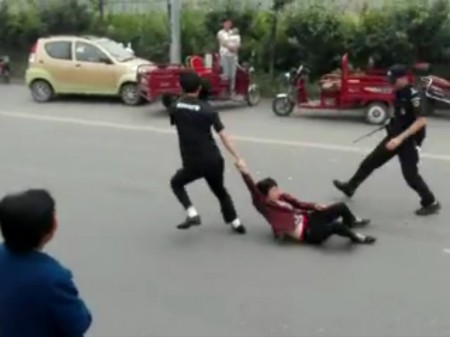 河南禹州市梁北鎮軍張村數百村民因煤礦開採變塌陷區進行維權遭鎮壓。(網絡圖片)
