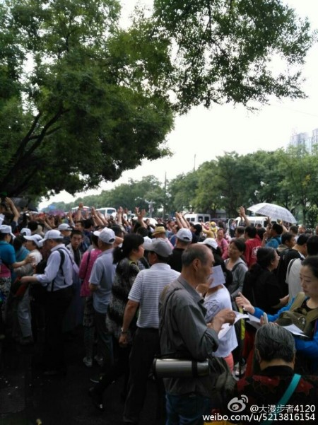 6月13日,大陆29省上万名泛亚债权人集结北京国家信访局,追讨投资款。(网络图片)