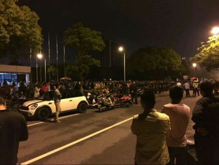 江苏快捷半导体(苏州)有限公司上千名工人连续罢工三天,抗议公司被收购无赔偿。(网络图片)