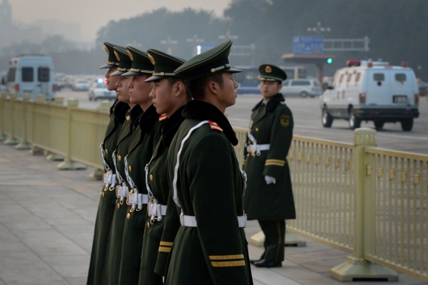 习近平当局对军队高层的结构调整已从军委四总部推进到军兵种、武警层面。（MARK RALSTON/AFP/Getty Images）