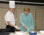 德國總理默克爾2014年訪問成都期間觀看怎麼做宮保雞丁。   (AFP/Getty Images)