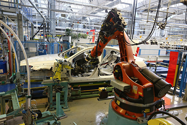 2014年1月，库卡机器人在奔驰装配线上工作。 (Thomas Niedermueller/Getty Images)