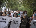 中国大陆泛亚公司去年4月停止支付本金及收益后，血本无归的投资者在地方政府及远赴北京多次抗议，但反而遭到逮捕及打压。图为去年9月到北京抗议的泛亚投资人。(FRED DUFOUR/AFP/Getty Images)