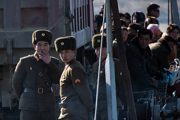 2016年2月,朝鲜士兵站在新义州鸭绿江上的一条船上。 (JOHANNES EISELE/AFP/Getty Images)