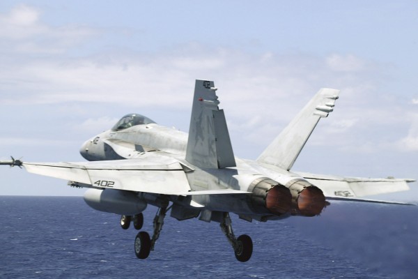 2004年7月环太平洋军演，F/A-18大黄蜂从斯坦尼斯号航母甲板起飞。(Marco Garcia/Getty Images)