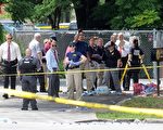 周日(6月12日)凌晨，美国佛罗里达州奥兰多一夜店发生恐怖袭击，枪手滥射造成49人死亡，另外53人受伤。枪手也被警方击毙。图为FBI探员在夜店外。(Gerardo Mora/Getty Images)