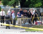 周日(6月12日)凌晨，美国佛罗里达州奥兰多一夜店发生恐怖袭击，枪手滥射造成至少50人死亡，另外53人受伤。枪手已被警方击毙。图为FBI探员在夜店外。(Gerardo Mora/Getty Images)