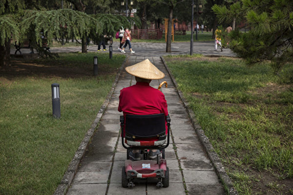 中共一胎化政策的负面效应浮现，中国传统三代同堂的家庭已不复见，潜藏极为严重的社会问题。图为北京市一名老人的背影。(Kevin Frayer/Getty Images)