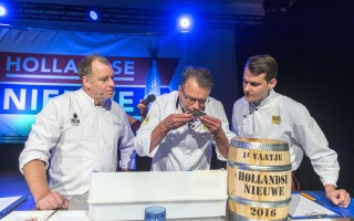 荷兰2016年第一桶鲱鱼身价9万欧元