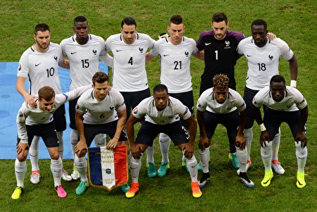 东道主法国队占据天时地利人和，被视为是本届欧洲杯冠军的最大热门。图为6月19日与瑞士比赛的先发阵容。(DENIS CHARLET/AFP/Getty Images)