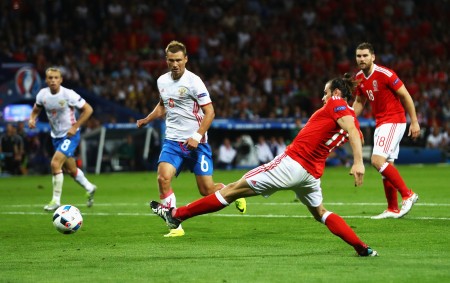 TOULOUSE, FRANCE - JUNE 20: Gareth Bale of Wales scores his team's third goal during the UEFA EURO 2016 Group B match between Russia and Wales at Stadium Municipal on June 20, 2016 in Toulouse, France. (Photo by Dean Mouhtaropoulos/Getty Images)